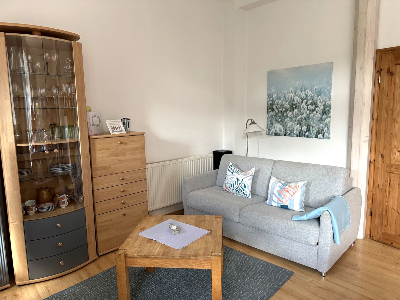Sofaecke mit Sesseln, Couchtisch und Teppich